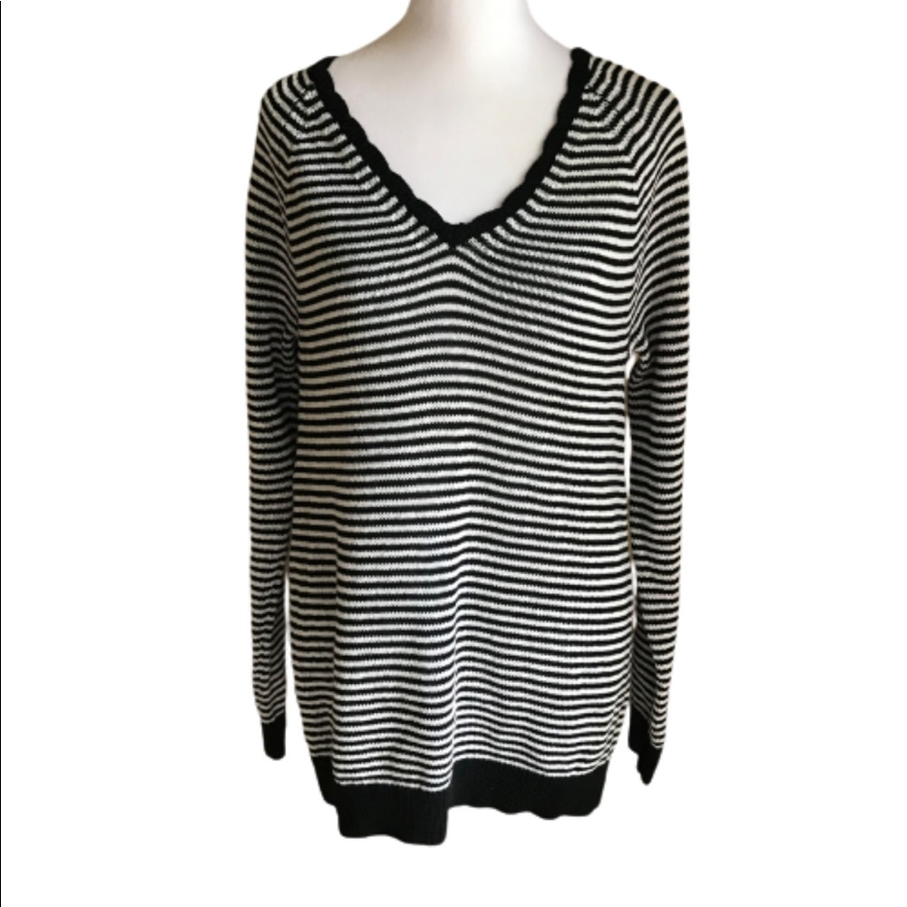 NWT $59 Loft Women’s Black & White V-Neck Sweater Scalloped Collar Size Small.